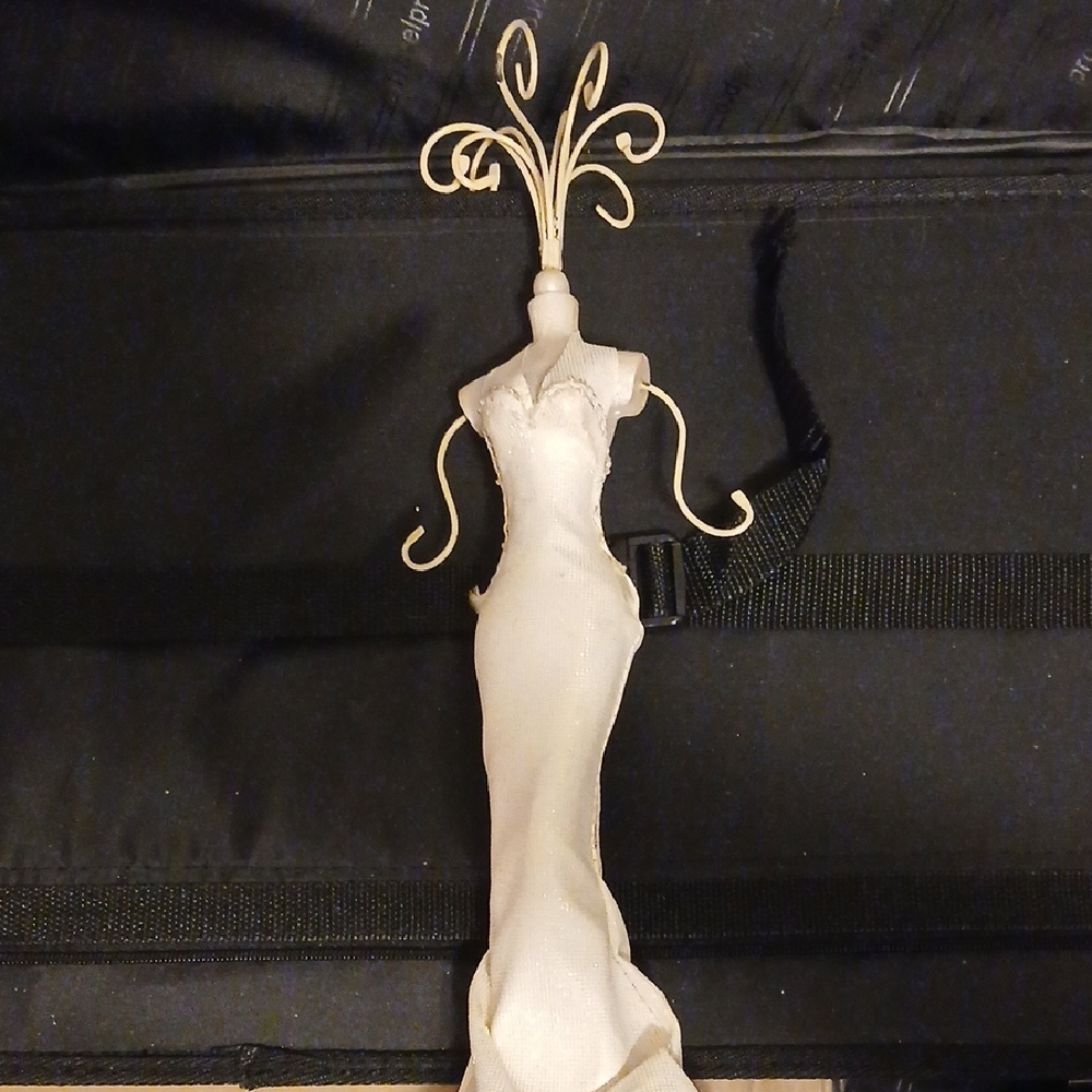 Elegant Cream Jewelry Holder